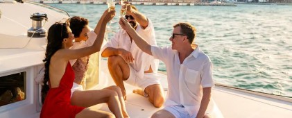 Dubai: Luxury Sunset Yacht Tour with Snacks and Drinks